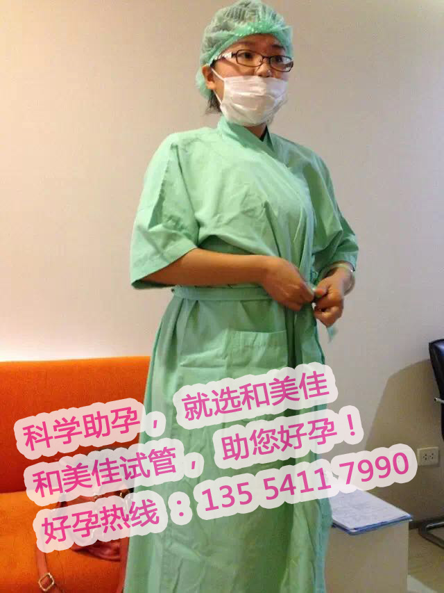 韵心广州代妈公司的高级顾问霞姐在手术室外等待